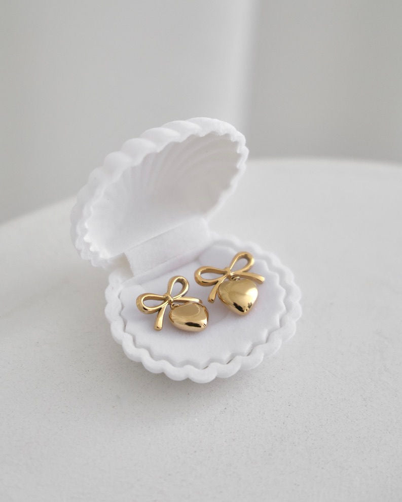 LITTLE BOW HEART EARRINGS