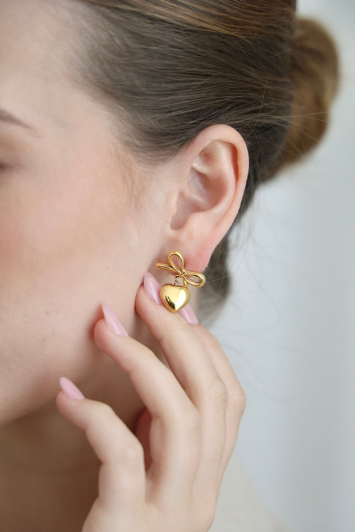 LITTLE BOW HEART EARRINGS
