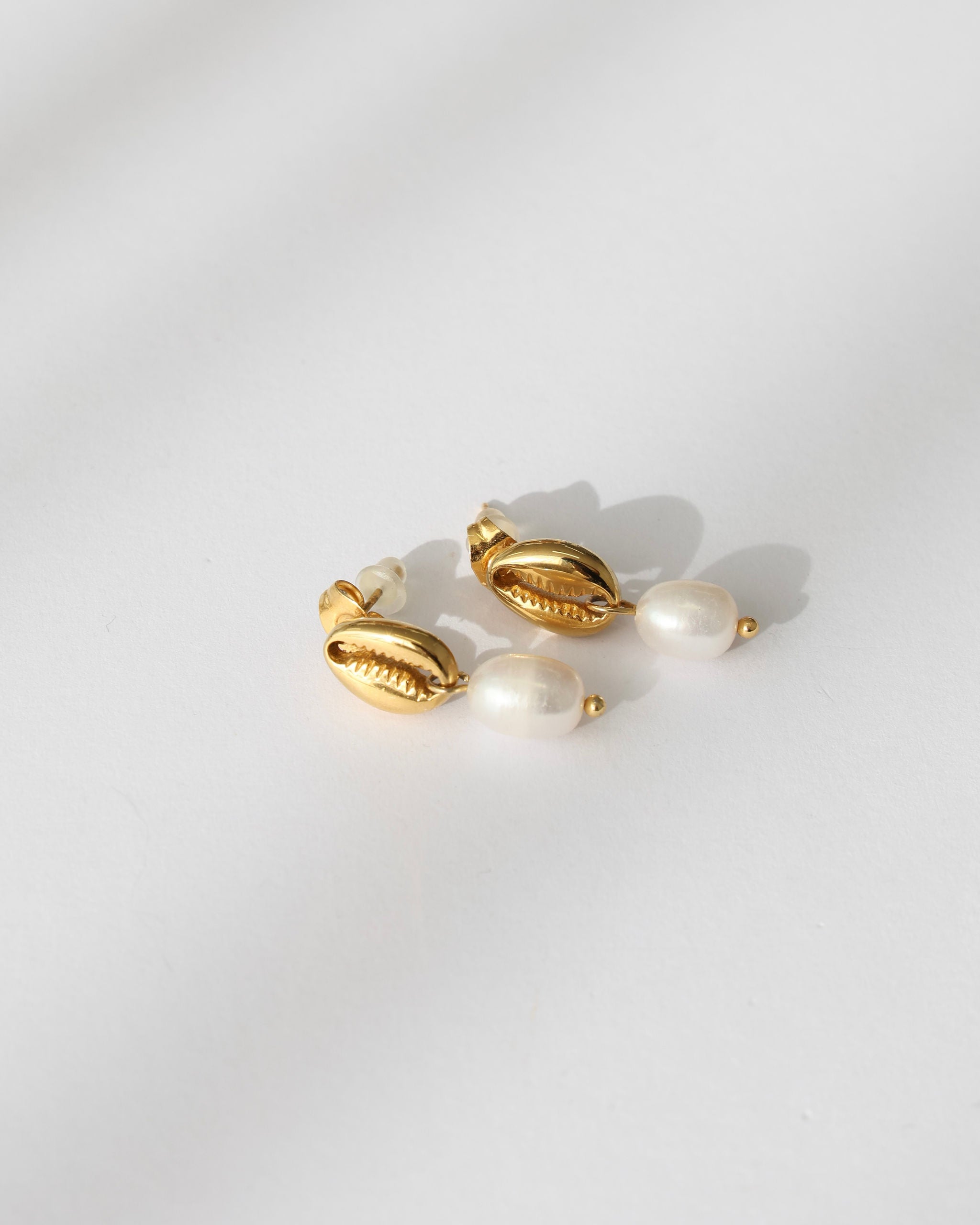 MINI SHELL PEARL EARRINGS